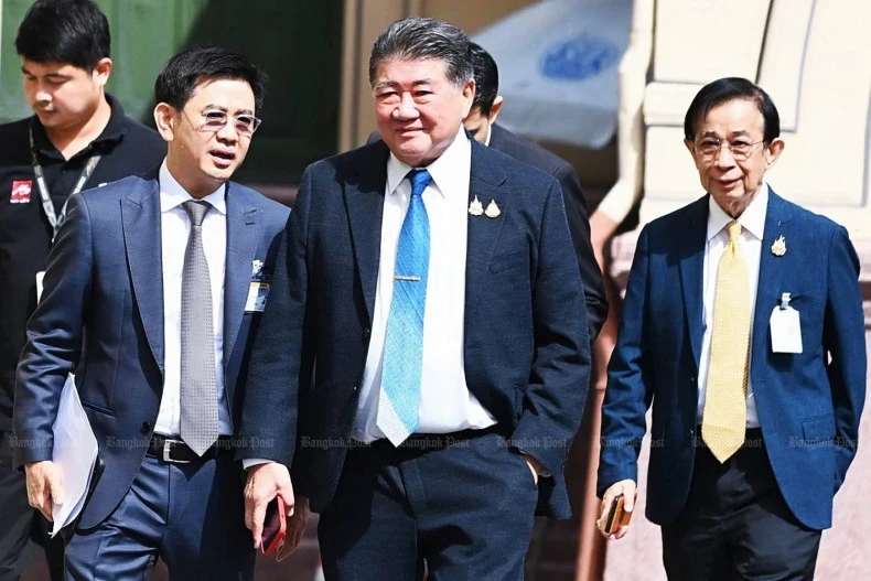 Le vice-Premier ministre et ministre du Commerce de Thaïlande, Phumtham, au centre, a déclaré que le ministère avait été chargé par le Premier ministre de présenter le plan de relance économique de trois mois, du 20 août au 20 novembre. (Photo : bangkokpost.com)