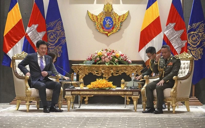 Le ministre japonais de la Défense, Minoru Kihara (gauche) et son homologue cambodgien, Tea Seiha. Photo : Kyodo