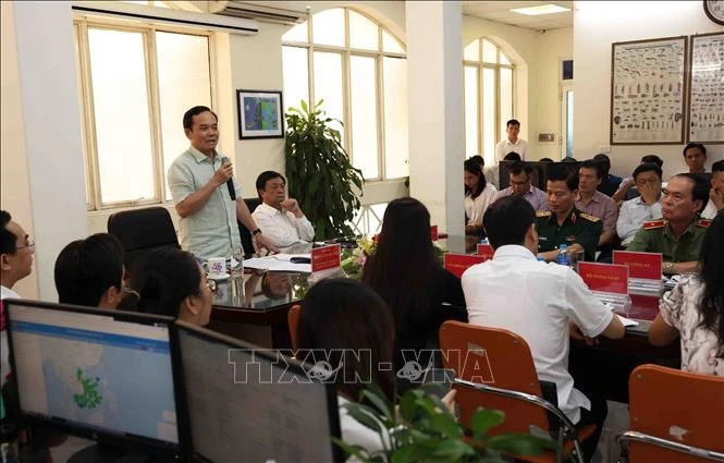 Le vice-Premier ministre Tran Luu Quang appelle à renforcer le contrôle des navires pour lutter contre la pêche INN. Photo : VNA