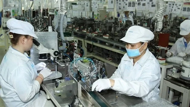 Fabrication de composants électroniques chez Nidec Sankyo Ltd Co., Ltd, basée au Japon, dans le parc de haute technologie de Saigon à Hô Chi Minh-Ville. (Photo : VNA)