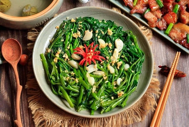 Le Rau muong xao toi (sauté de gloire du matin) fait partie des 100 meilleurs plats sautés asiatiques de TasteAtlas. (Photo : Facebook de Com Nha)