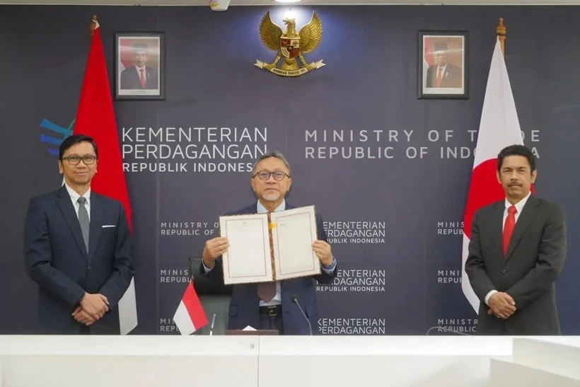 Le ministre indonésien du Commerce, Zulkifli Hasan (au centre), après la signature du protocole modifiant l'accord de partenariat économique Indonésie-Japon, Jakarta, le 8 août 2024 (Photo : antaranews.com)