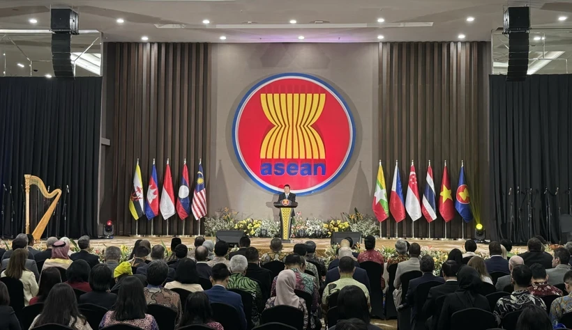 Lors de la cérémonie de célébration de la 57e Journée de l'ASEAN (Photo : VNA)