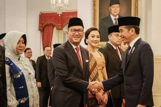 Le président indonésien Joko Widodo (à droite) lors de la cérémonie de prestation de serment des nouveaux membres du cabinet, le 19 août. Photo : Getty Images/AFP