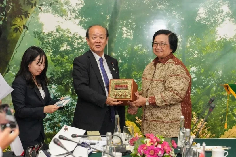 La ministre de l'Environnement et des Forêts, Siti Nurbaya Bakar (à droite) et le ministre d'État japonais de l'Environnement, Yagi Tetsuya, lors d'une réunion à Jakarta le 21 août. (Photo : Antara)