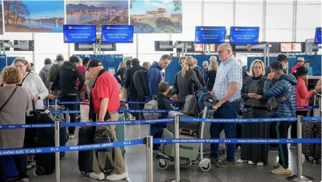 Des touristes internationaux à l'aéroport international de Noi Bai à Hanoi (Photo : VNA)