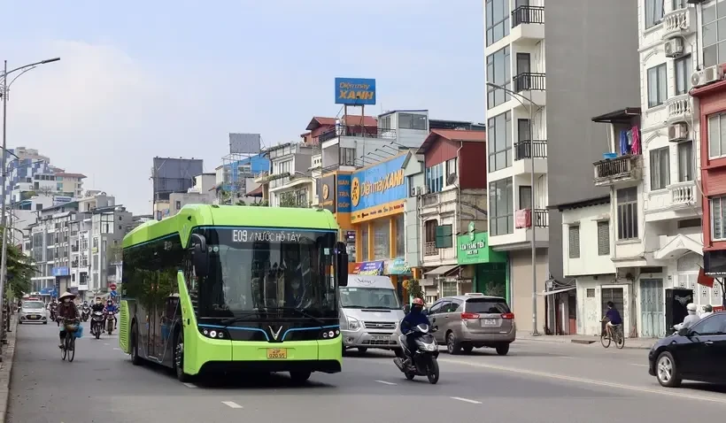 Hanoï déploye davantage de lignes de bus électriques pour réduire les émissions de gaz à effet de serre dans l'environnement. Photo . VNA