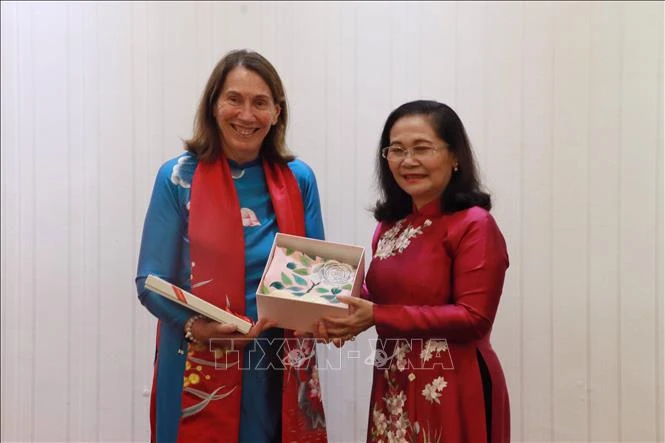 La secrétaire adjointe du Comité municipal du Parti et présidente du Conseil populaire de Hô Chi Minh-Ville, Nguyen Thi Le (droite) offre un cadeau de souvenir à la présidente du Sénat australien, Sue Lines. Photo : VNA