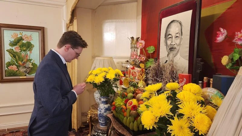 M. Kyril Whittaker offre de l'encens pour commémorer le président Hô Chi Minh à l'ambassade du Vietnam au Royaume-Uni à Londres. Photo : VNA