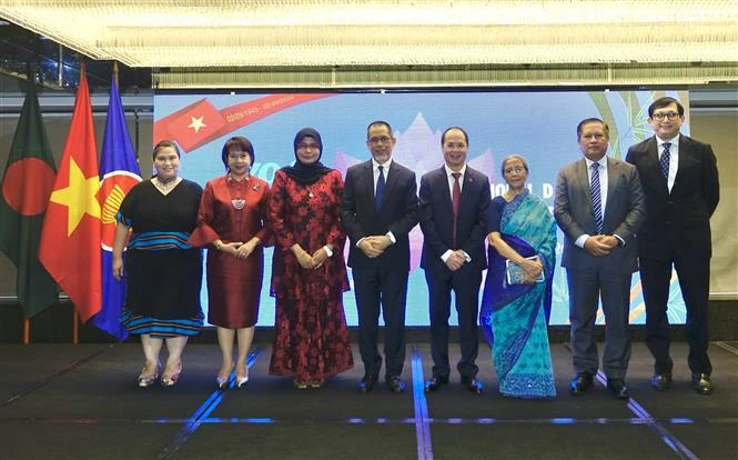 L'ambassadeur du Vietnam au Bangladesh Nguyen Manh Cuong (quatrième, à partir de la droite) est accompagné de la conseillère gouvernementale par intérim du Bangladesh en charge du ministère de la Pêche et de l'élevage, Farida Akhter, ainsi que des ambassadeurs et chargés d'affaires des pays de l'ASEAN lors de la célébration. (Photo : fournie par l'ambassade)