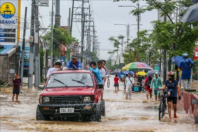 Des habitants évacuent les zones inondées par le typhon Yagi dans la province de Rizal, aux Philippines, le 2 septembre 2024. (Photo : Xinhua/VNA)