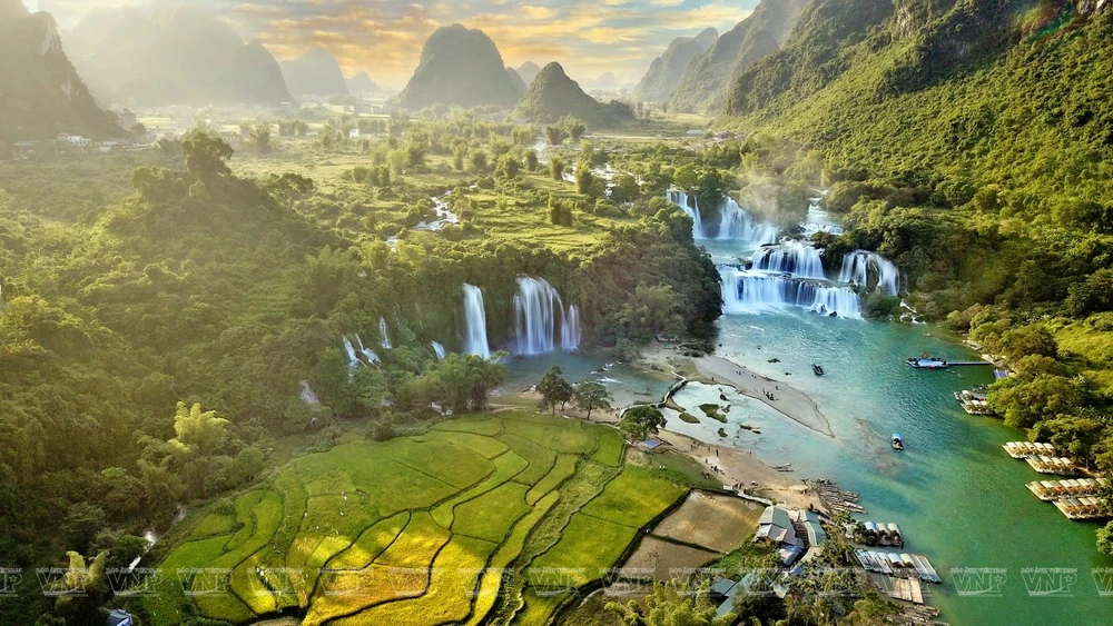 La cascade de Ban Gioc parmi les 21 plus belles du monde. Photo ; Vietnam Illustré