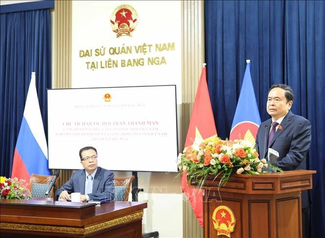 Le président de l'Assemblée nationale (AN), Tran Thanh Man, lors de la rencontre le 8 septembre, avec le personnel de l'ambassade du Vietnam et des représentants de la communauté vietnamienne en Russie. Photo : VNA