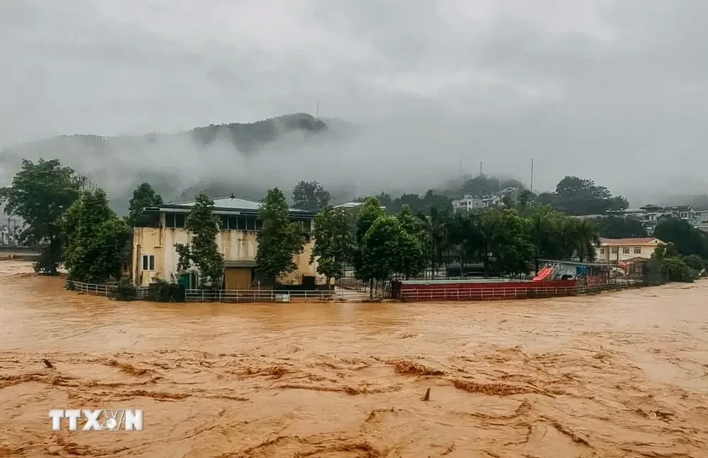 Le typhon Yagi et sa circulation ont déclenché des pluies torrentielles dans toute la région du Nord, en particulier dans les provinces montagneuses du Nord du Vietnam, entraînant de lourdes pertes en vies humaines et en biens et affectant gravement les activités économiques et la vie des populations. Photo : VNA