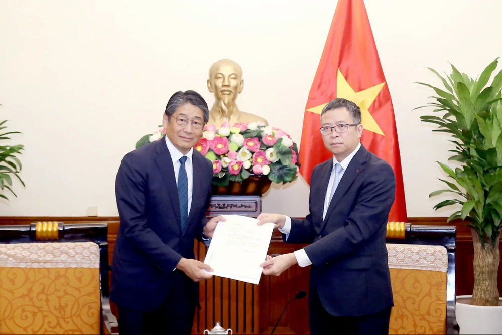 Le vice-ministre des Affaires étrangères Pham Thanh Binh (droite) et l'ambassadeur du Japon au Vietnam Ito Naoki. Photo : VNA