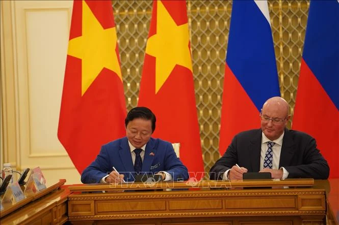 Le vice-Premier ministre vietnamien Tran Hong Ha et de son homologue russe Dmitri Tchernychenko signent le procès-verbal de la réunion. Photo : VNA