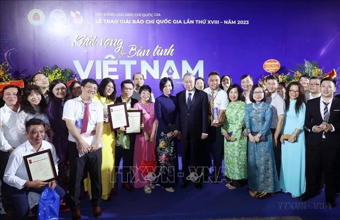 Le président To Lam avec les dirigeants de l'Agence vietnamienne d'Information et les auteurs primés lors de la cérémonie de remise du 18e Prix national de la presse (21 juin 2024). Photo : VNA