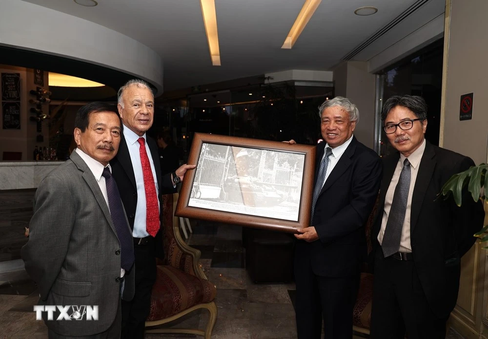 L'ancien directeur général de l'Agence vietnamienne d’Information (VNA) Tran Mai Huong (2e, droite)offre un cadeau de souvenir au secrétaire général du PT, Alberto Anaya Gutiérrez,. Photo : VNA