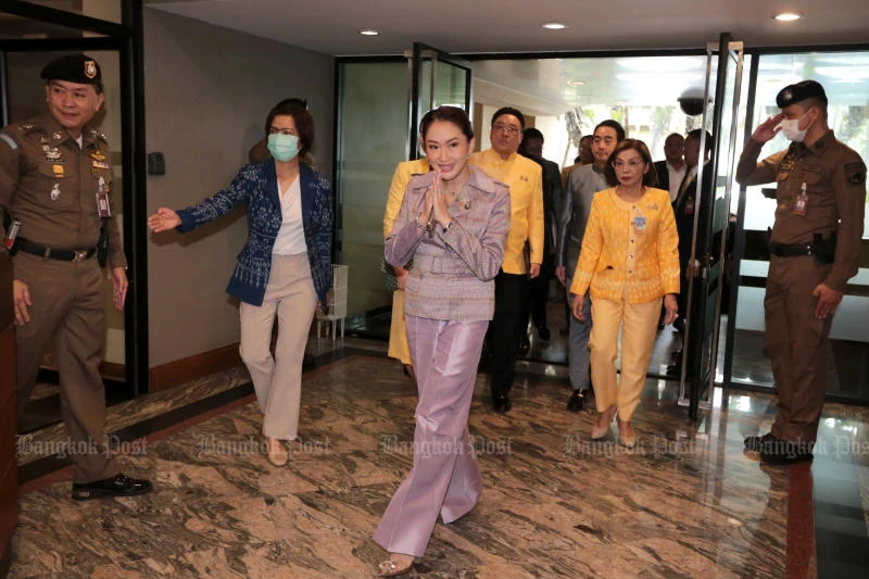 La Première ministre thaïlandaise Paetongtarn Shinawatra arrive au siège du gouvernement pour présider sa première réunion du cabinet le 17 septembre. (Photo : Bangkok Post/Chanat Katanyu)