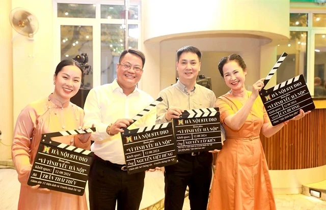 L'artiste populaire Lan Huong (à droite) et le réalisateur Nguyen Tat Kien (deuxième à droite) lors du lancement du projet de film « Pour l'amour de Hanoi ». (Photo : danviet.vn)