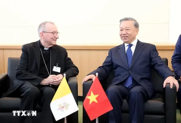 Le secrétaire général du Parti et président To Lam (droite) et le Premier ministre du Vatican, Cardinal Pietro Parolin.