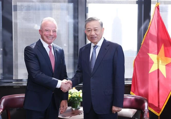 Le secrétaire général du Parti communiste du Vietnam et président To Lam (droite) et le président de Boeing International, Brendan Nelson. Photo : VNA