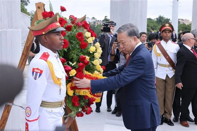 Le dirigeant vietnamien To Lam dépose une gerbe de fleurs devant le monument du héros national cubain. Photo : VNA