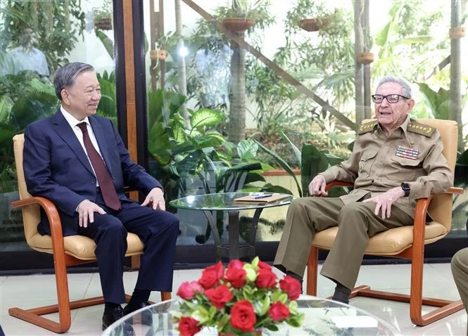 Le secrétaire général du Comité central du Parti communiste du Vietnam et président de l'État, To Lam, (gauche) et le leader de la révolution cubaine, le général Raul Castro Ruz, Photo : VNA