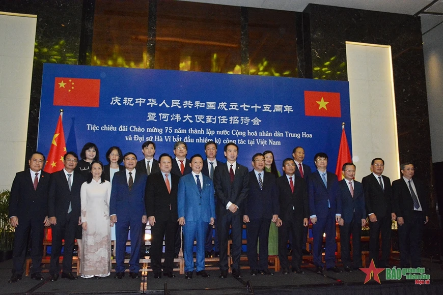 Lors de la cérémonie pour marquer le 75e anniversaire de la fondation de la République populaire de Chine (Fête nationale). Photo : VNA