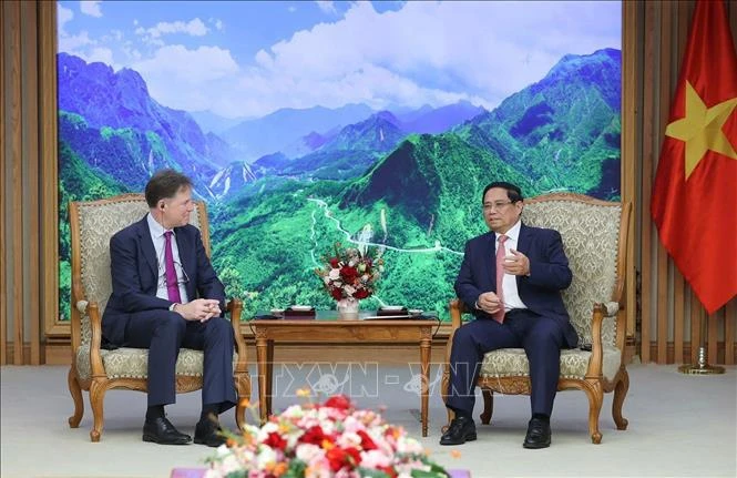 Le Premier ministre Pham Minh Chinh (droite) et Nick Clegg, président des affaires mondiales de Meta. Photo : VNA