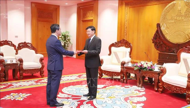 L'ambassadeur du Vietnam au Laos, Nguyen Minh Tam, présente ses lettres de créance au secrétaire général du Parti et président lao, Thongloun Sisoulith. Photo : VNA