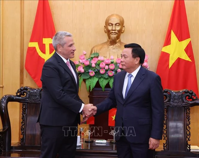 Le membre du Bureau politique et président de l'Académie nationale des sciences politiques Ho Chi Minh Nguyen Xuan Thang (droite) et l'ambassadeur de Biélorussie au Vietnam, Uladzimir Baravikou. Photo : VNA