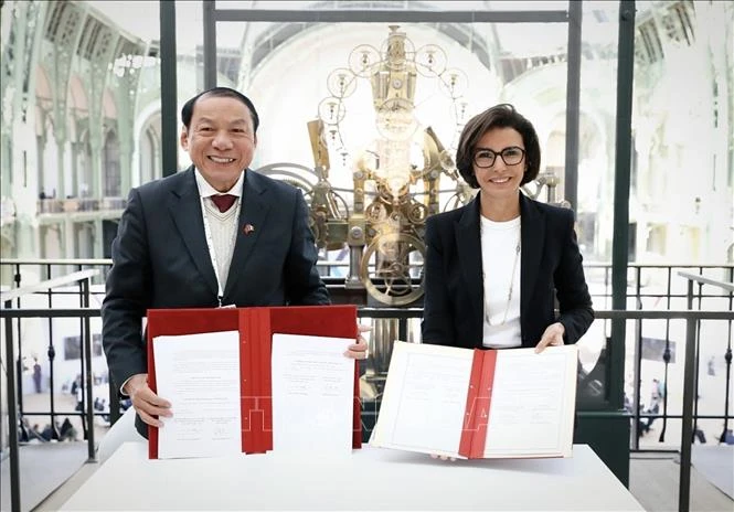 Le ministre vietnamien de la Culture et des Sports et du Tourisme, Nguyen Van Hung et la ministre française de la Culture Rachida Dati signent le Programme de coopération culturelle pour la période 2024-2028. Photo : VNA