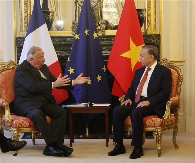 Le secrétaire général du Parti communiste du Vietnam et président de la République, Tô Lâm, (gauche) et le président du Sénat français, Gérard Larcher, à Paris. Photo : VNA