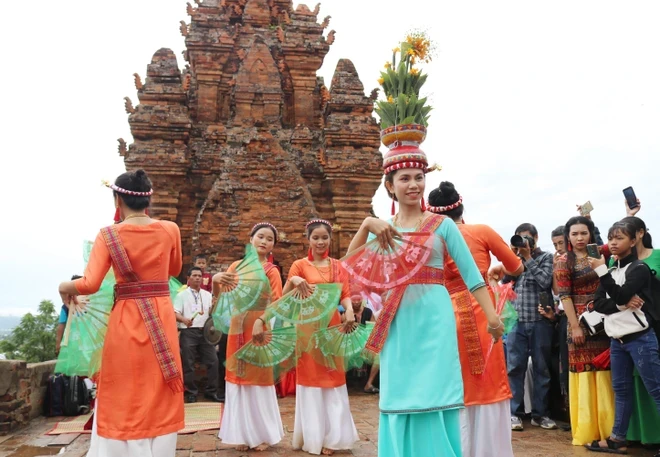 Une performance de danse lors de la fête Katê 2020 à Ninh Thuân. Photo: VNA