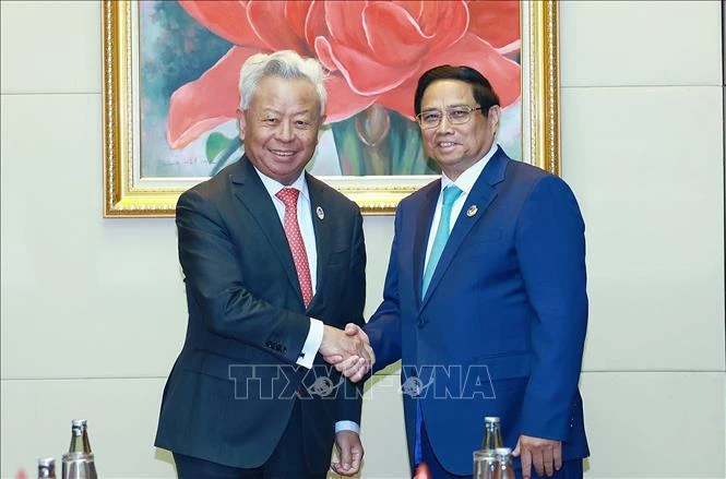 Le Premier ministre Pham Minh Chinh (droite) et le président de la BAII, Jin Liqun. Photo : VNA