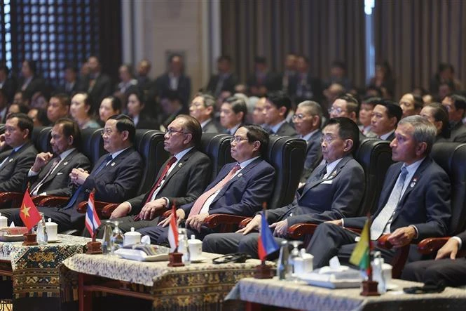 Lors de la cérémonie de clôture des Sommets de l'ASEAN à Vientiane du Laos. Photo : VNA