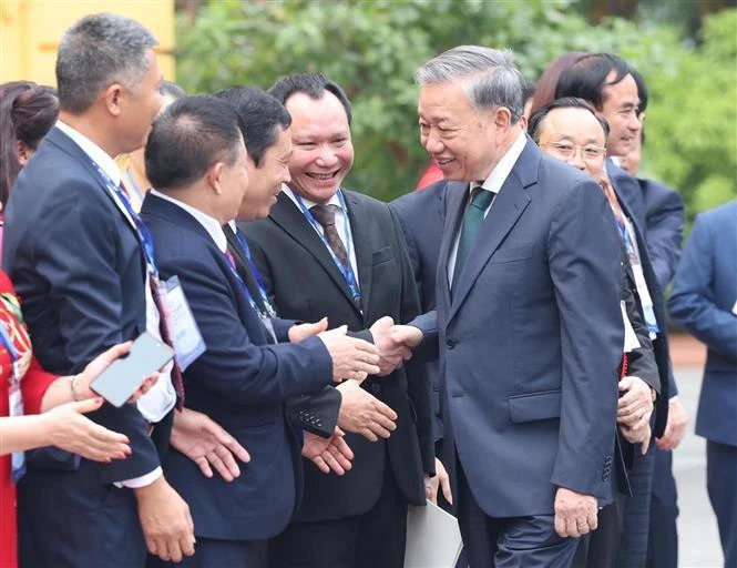 Le secrétaire général du Parti communiste du Vietnam et président de la République, To Lam (droite) rencontre des entrepreneurs vietnamiens. Photo : VNA