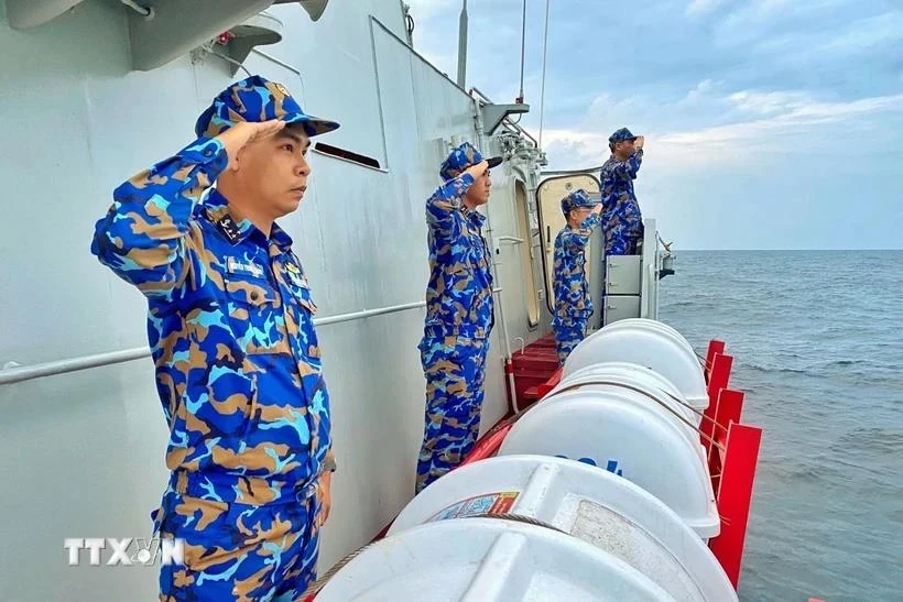 Les officiers du navire 264 de la marine populaire vietnamienne effectuent des procédures de salutation en mer avec d'autres à bord des navires de guerre des pays de l'ASEAN. Photo : VNA