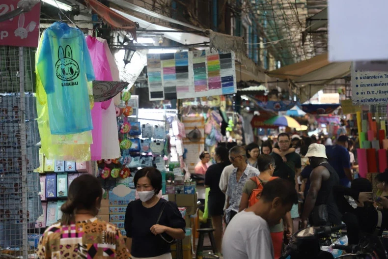 Des clients se promènent sur le marché de Sampheng à Bangkok, en Thaïlande, pendant la saison des pluies. (Photo : bangkokpost.com)