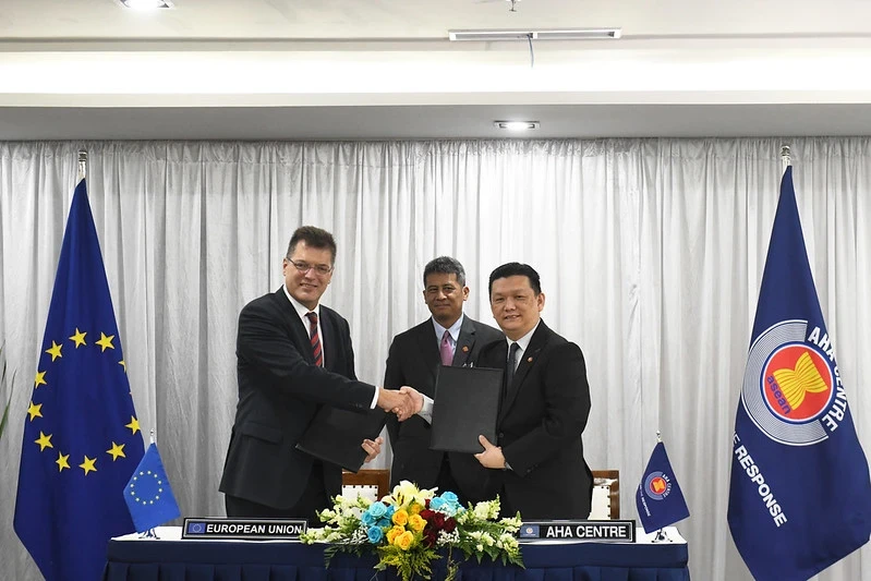 Des représentants du Centre AHA et du Département de la protection civile et des opérations d’aide humanitaire de l’Union européenne signent un accord sur la gestion des catastrophes. (Photo : asean.org)