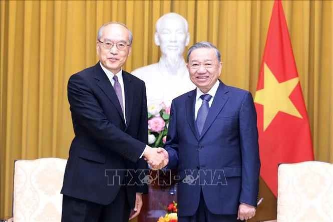 Le secrétaire général du Parti communiste chinois et président de la République, To Lam (droite) et le président et juge en chef de la Cour populaire suprême de Chine, Zhang Jun. Photo : VNA