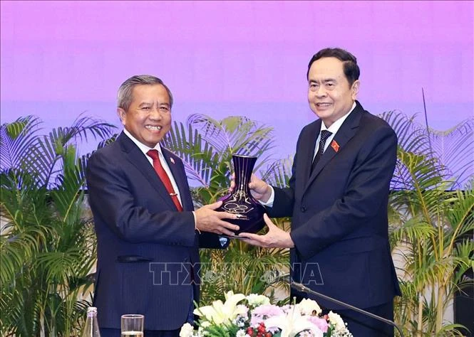 Le président de l'Assemblée nationale, Tran Thanh Man (à droite), et le président de l'Association d'amitié Laos-Vietnam, Boviengkham Vongdara. (Photo : VNA)