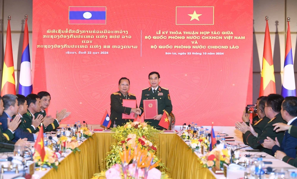 Le général Phan Van Giang, secrétaire adjoint de la Commission militaire centrale et ministre de la Défense, (droite) et le vice-Premier ministre et ministre lao de la Défense, le général Chansamone Chanyalath. Photo : VNA