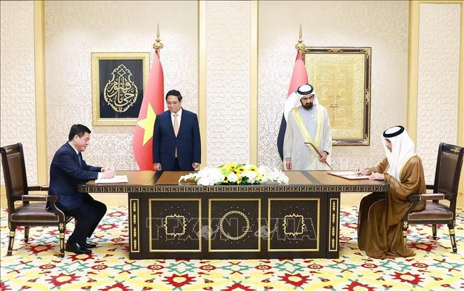 Le Premier ministre Pham Minh Chinh et le vice-président et Premier ministre des Émirats arabes unis (EAU), Cheikh Mohammed bin Rashid Al Maktoumont assistent à la signature du CEPA, le premier accord de libre-échange (ALE) du Vietnam avec un pays arabe. Photo : VNA