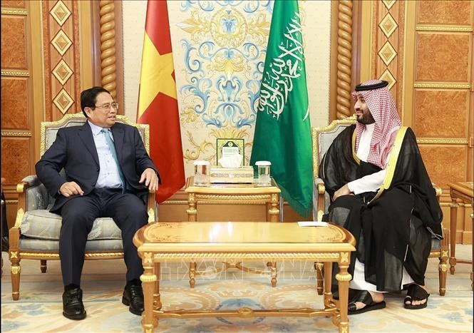 Le Premier ministre Phạm Minh Chính (gauche) et le prince héritier et Premier ministre d'Arabie Saoudite, Mohammed bin Salman Bin Abdulaziz Al Saud. Photo : VNA