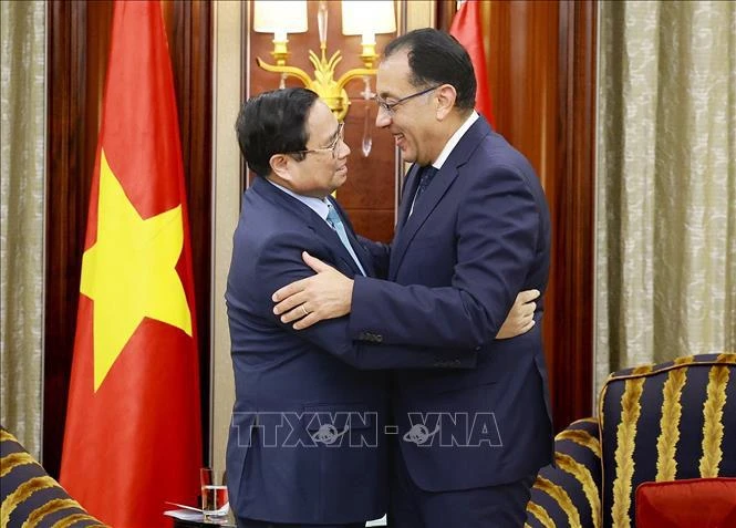 Le Premier ministre Pham Minh Chinh (gauche) rencontre son homologue égyptien Mostafa Madbouly à Riyad. Photo : VNA