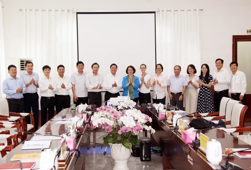 Les responsables de Ninh Thuan et la délégation de la BM posent pour une photo de groupe lors de la réunion du 2 novembre. Photo : VNA