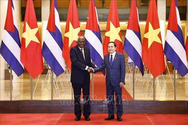 Le président de l'Assemblée nationale (AN) du Vietnam, Trân Thanh Mân, (droite) et le président de l'Assemblée nationale du Pouvoir populaire de Cuba, Esteban Lazo Hernandez. Photo : VNA