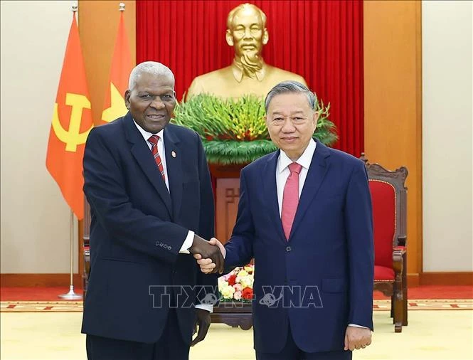 Le secrétaire général du Parti communiste du Vietnam (PCV) Tô Lâm (droite) et le président de l'Assemblée nationale du Pouvoir populaire de Cuba, Esteban Lazo Hernandez. Photo : VNA